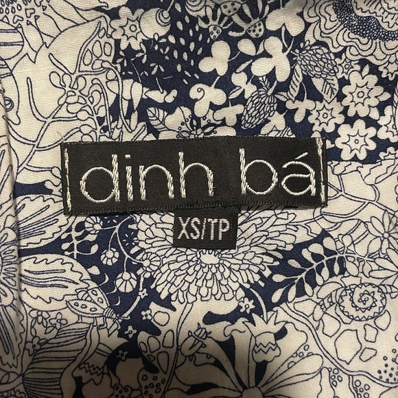 Dinh bá design - navy and white - short sleeve - front hidden zipper closure. - Picture 6 of 6